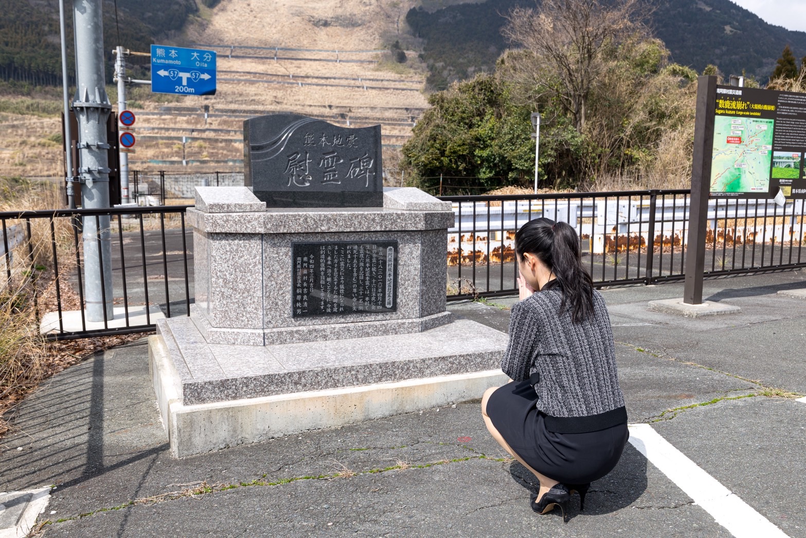 慰霊碑に祈りを捧げる田中三恵