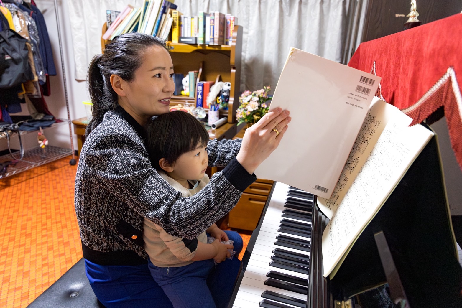 お子さんとピアノを弾く田中三恵