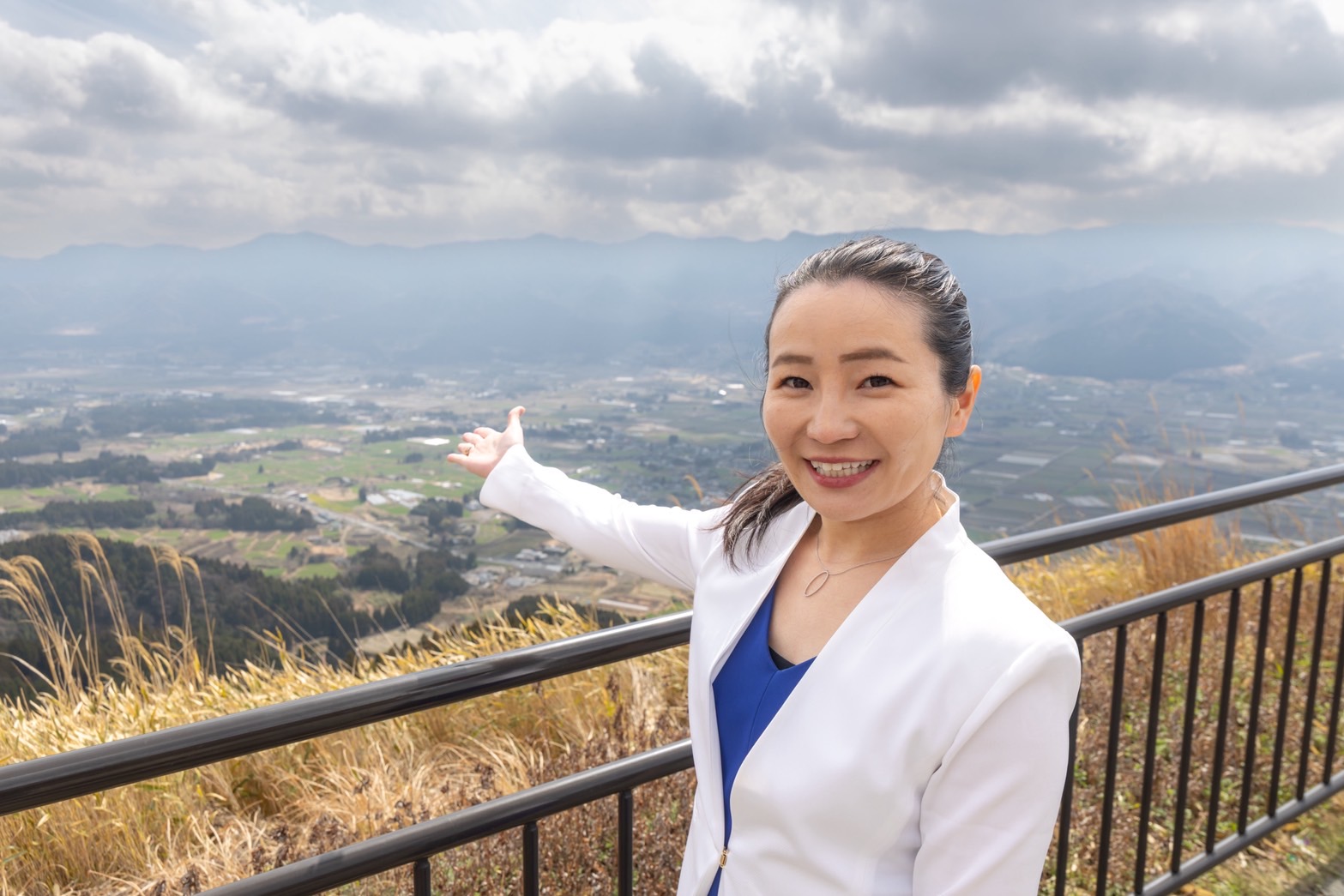 山頂から阿蘇を見渡す田中三恵