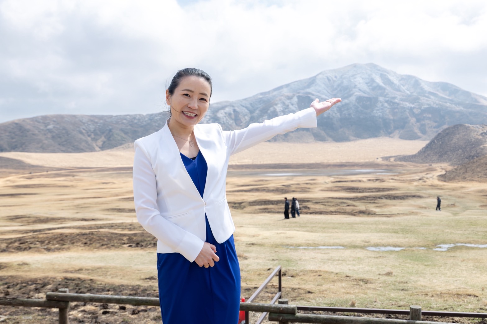 阿蘇の草原に立つ田中三恵