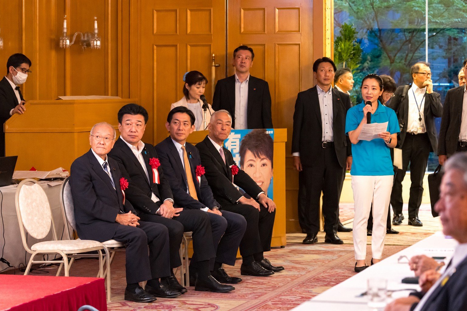 鈴木幹事長・木原官房長官らが列席する会でマイクを握る田中みえ
